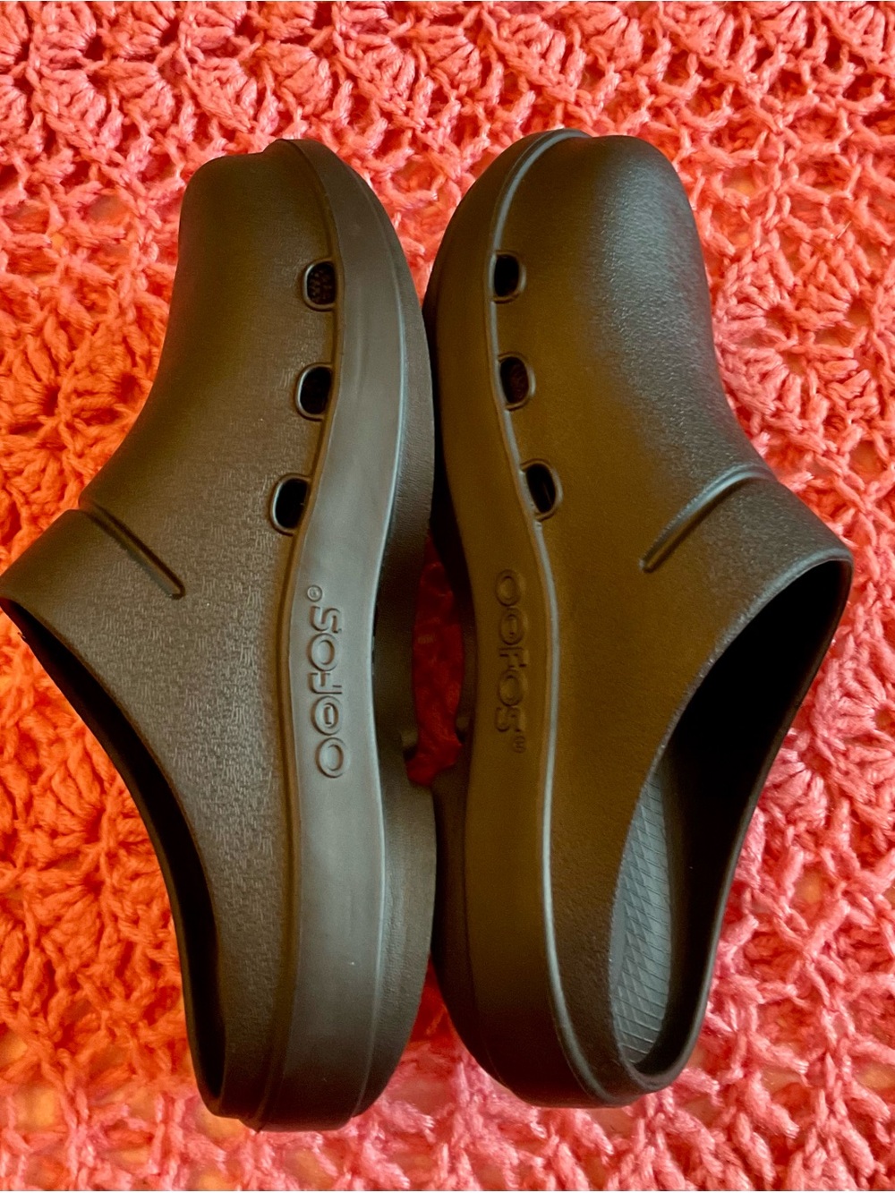 OOFOS Black Slip-On Women's Recovery Clogs